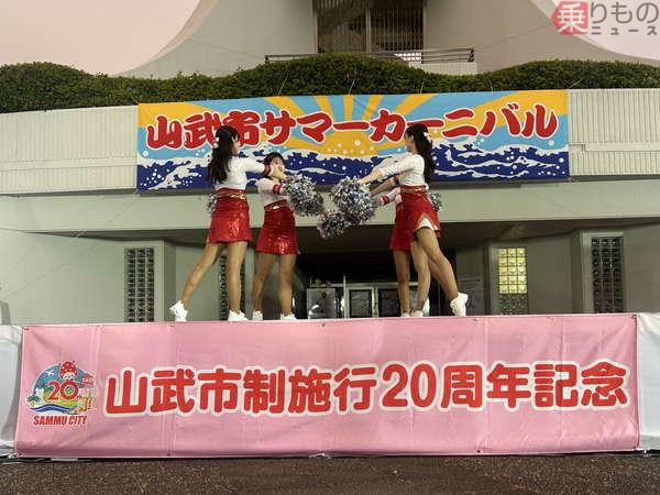 何ッ!? JALの現役CA、まさかの「チアダンサー」として降臨！ 元「日本一魅力のない市町村」に出現の”圧巻の光景”