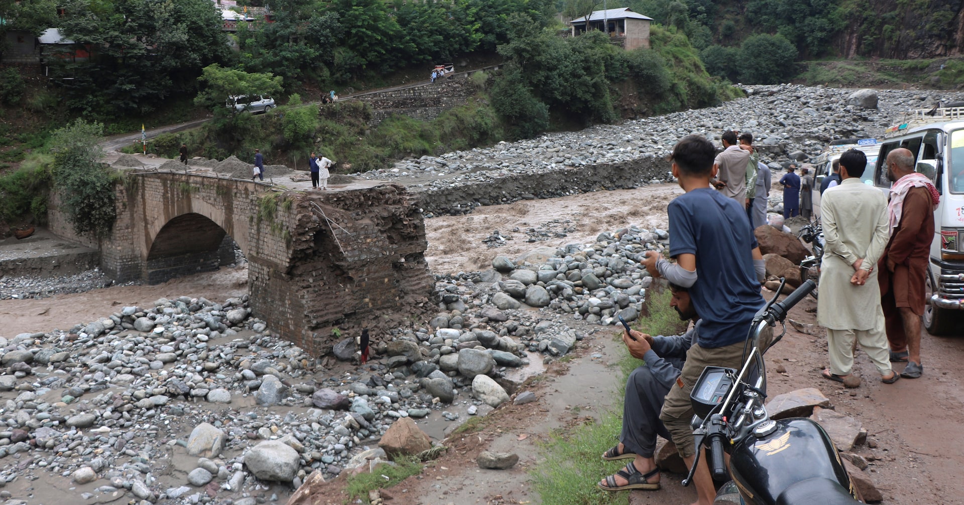 パキスタン北西部で豪雨、約200人死亡 救助ヘリ墜落も