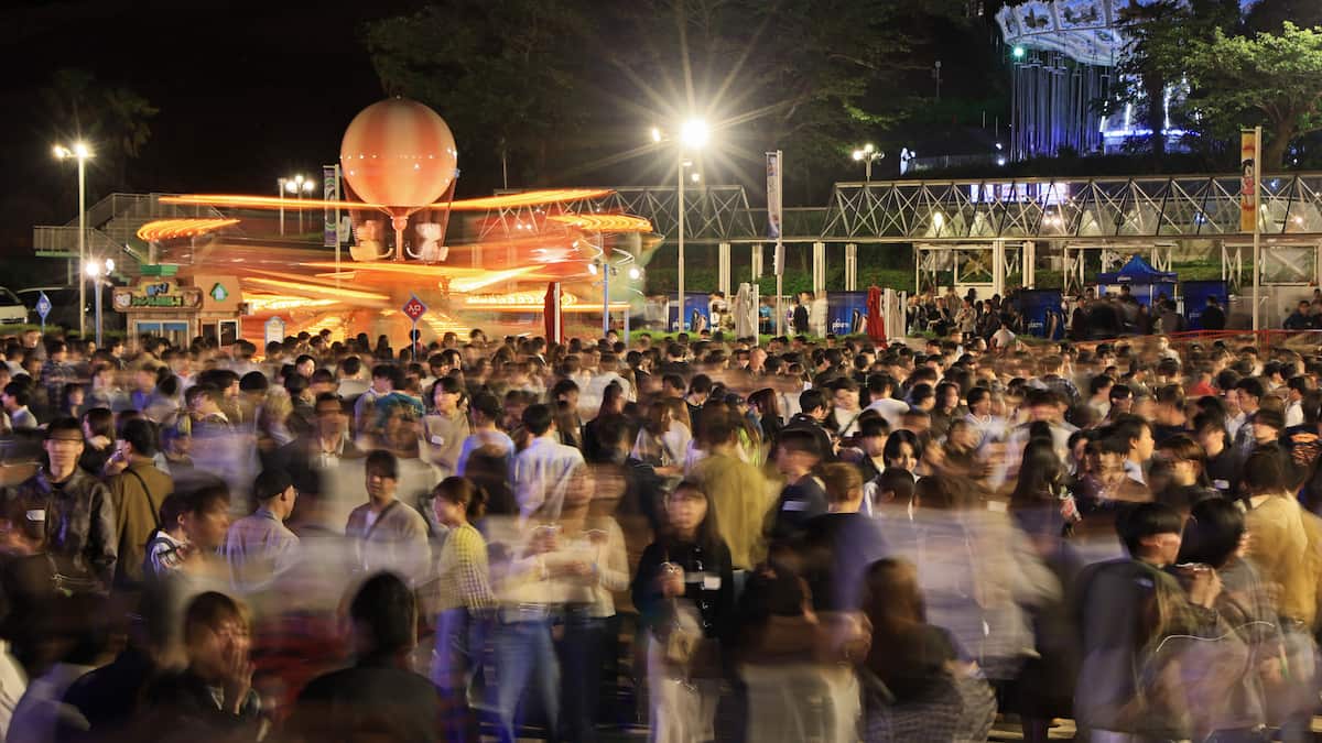 夜の遊園地で大規模合コン 男女4000人が参加、アトラクションは「異性と一緒に」