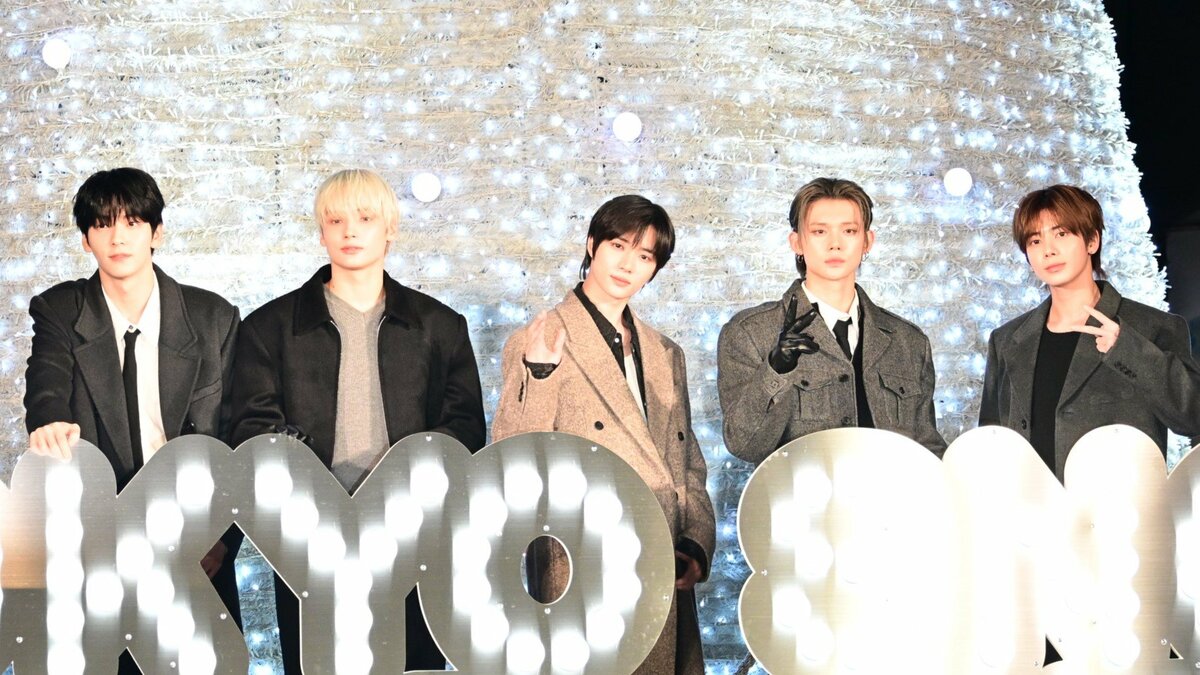 TOMORROW X TOGETHER 冬らしい“まるで王子様”なコーデで東京ドームシティ点灯式に登場！高さ約15mの巨大ツリーに「雪みたいでとてもきれい」と感動する場面も