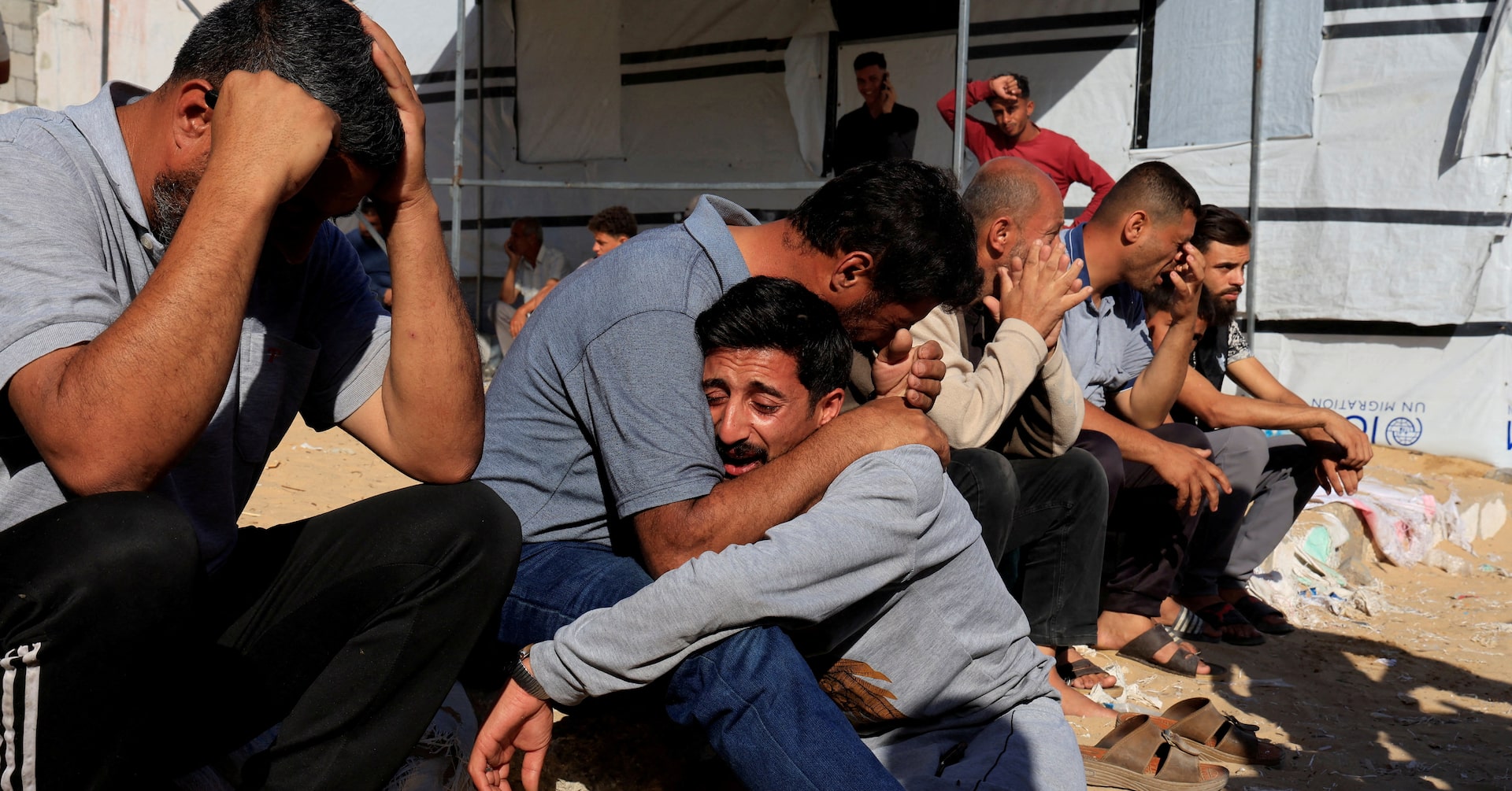 イスラエル軍のガザ空爆で30人死亡、救助隊員やジャーナリスト