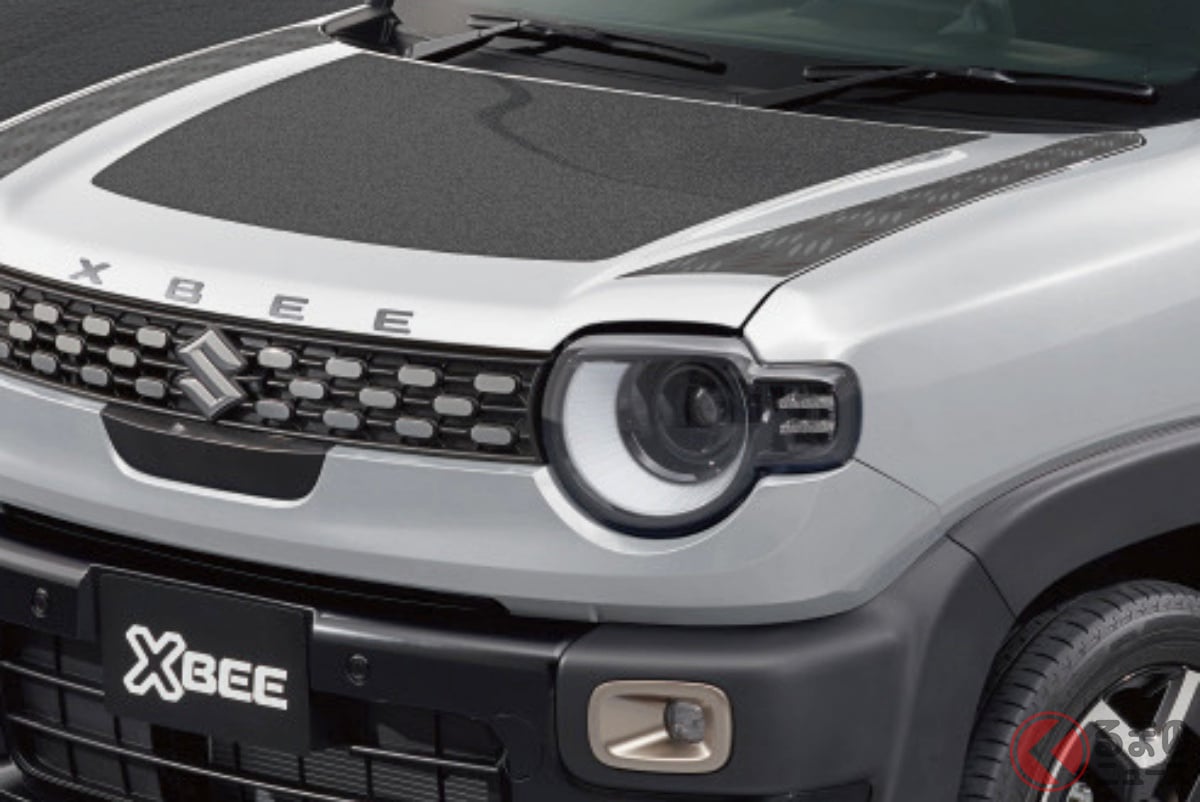 新車215万円！ スズキ「"新型"コンパクトSUV」に"問合せ殺到"！ 8年越しの「"全面刷新レベル"の改良」で精悍顔×走行性能強化！ 「新型クロスビー」が販売店でも話題に