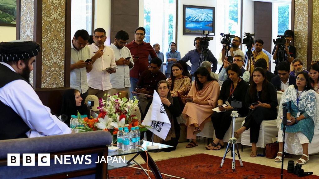 タリバン外相の会見、最前列にインドの女性記者がずらり……当初の入場拒否に強い反発