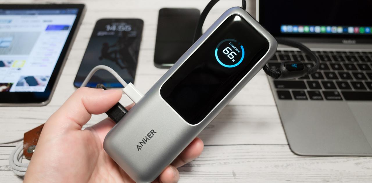 盲点なし。Ankerのモバ充は4台同時に充電できて、ケーブルが2本も付属