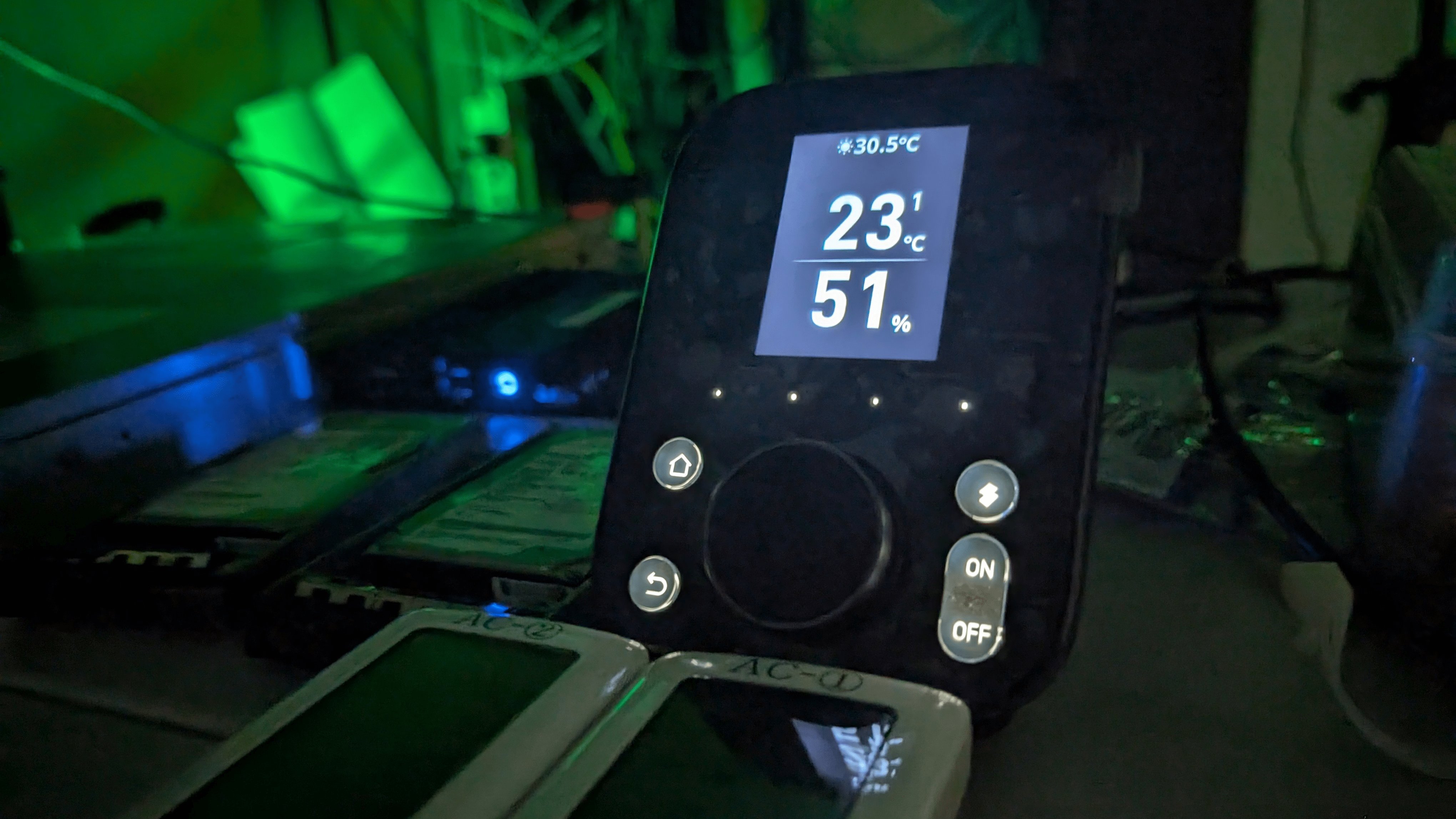 「SwitchBot ハブ3」を用いてサーバー室の空調を自動管理してみた