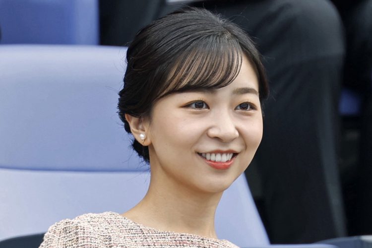 「スタイリストはいないの？」秋篠宮家・佳子さまがお召しになった“クッキリ服”に賛否、世界各地のSNSやウェブサイトで反響広まる（NEWSポストセブン）
