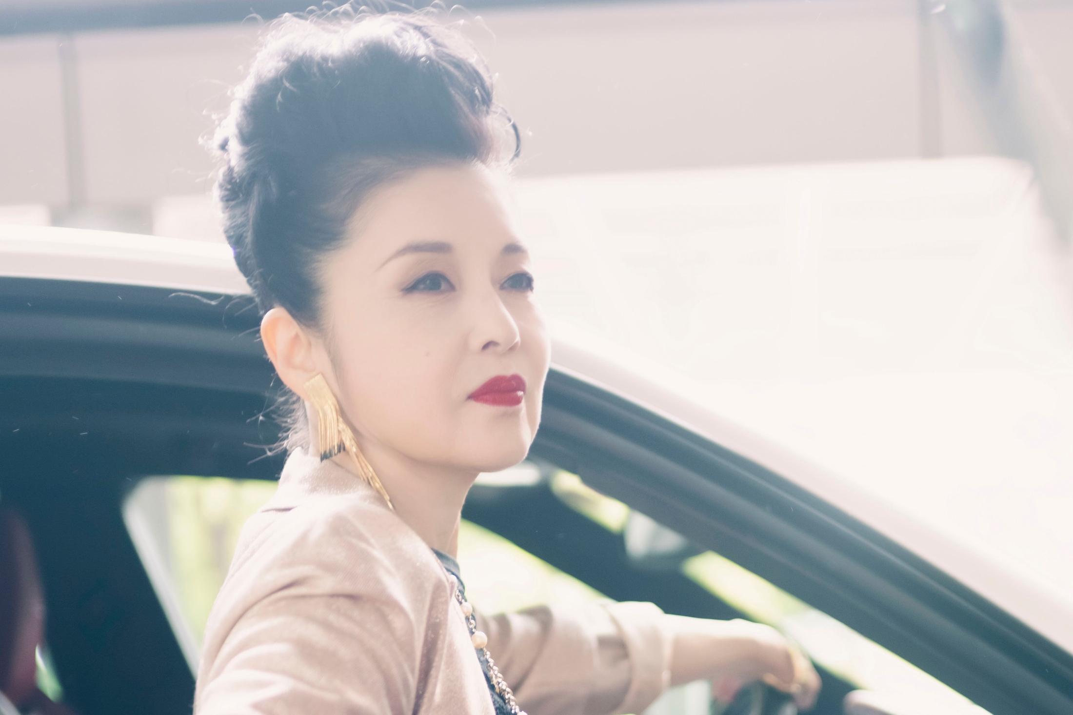 藤あや子、愛車を初披露！「孫に譲りたいと思えるほど、最高のクルマです」と、評する超高性能車とは？ 愛車遍歴にも迫る！