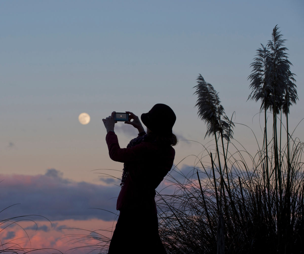 スマートフォンで月をキレイに撮影するのはなぜ難しいのか？
