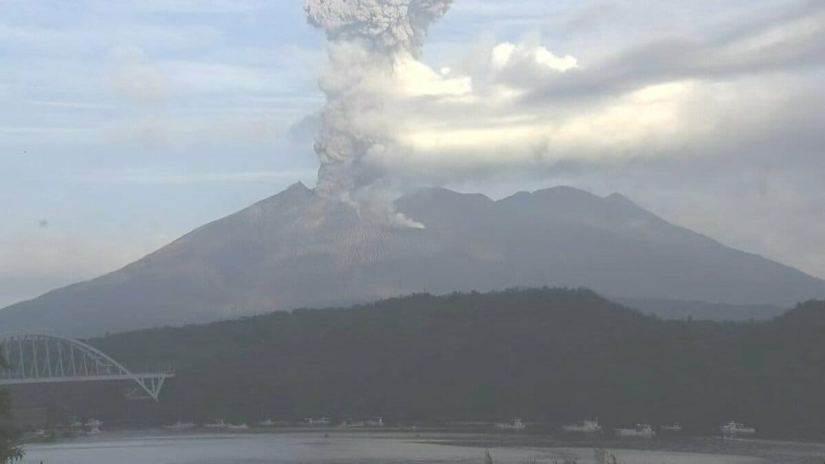 桜島で噴火 噴煙2000ｍ【16日の降灰予報】鹿児島・宮崎