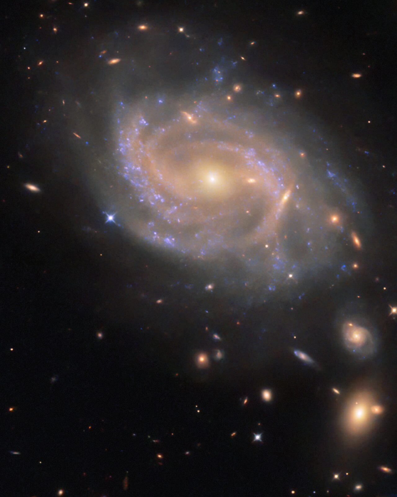 1億3700万年かけて届いた超新星の輝き ハッブル宇宙望遠鏡が観測した渦巻銀河「NGC 3285B」