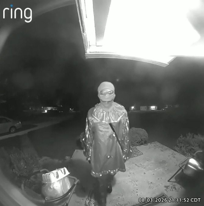 防犯カメラに映る不気味なピエロ姿、高齢男性刺殺の疑いで少年を拘束 米