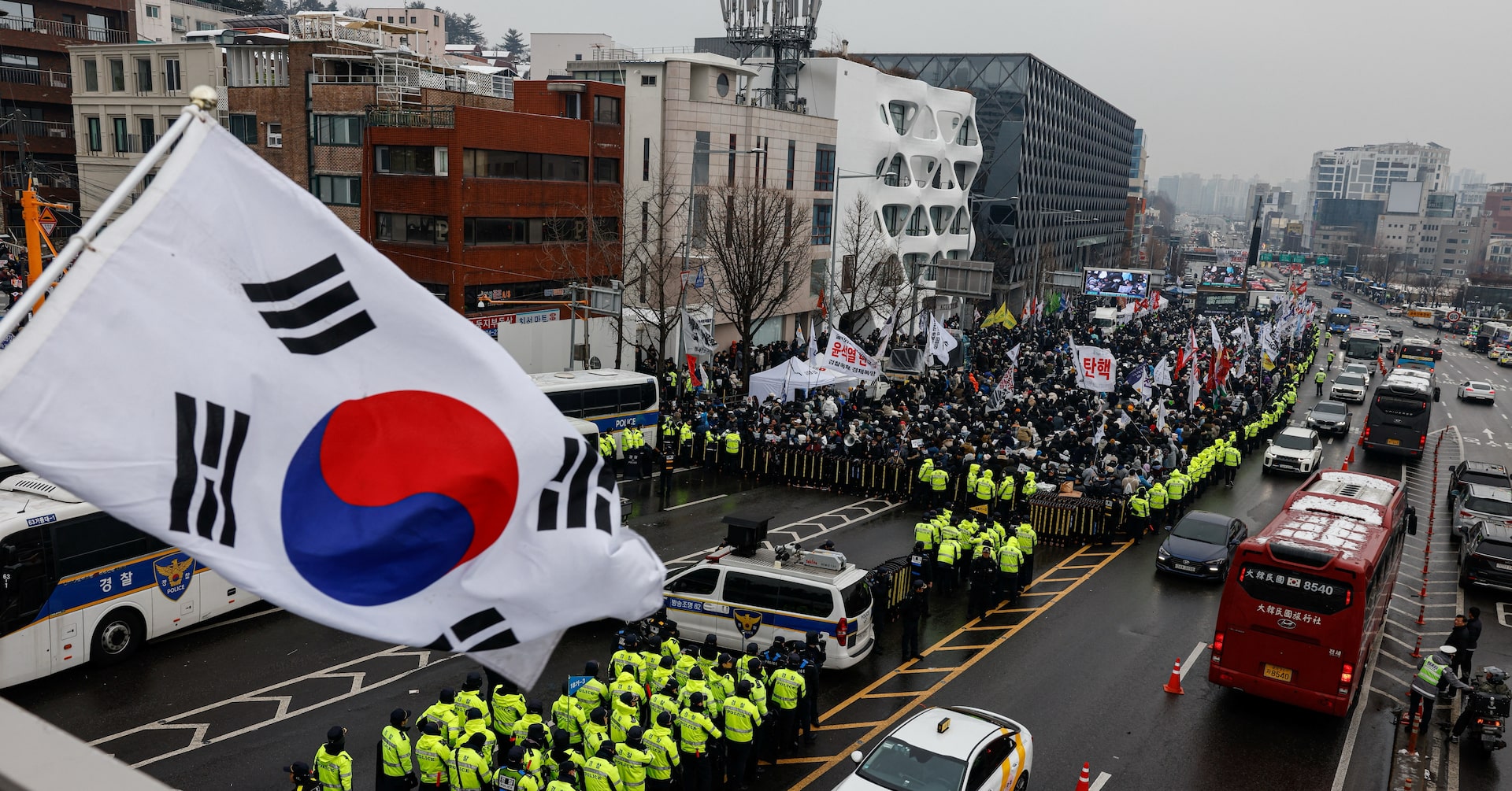 韓国高捜庁、尹氏拘束令状執行を警察に一任 警察「法律検証中」