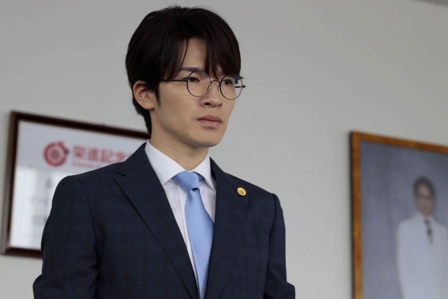 意外な正体判明！Snow Man深澤演じる弁護士が怪しい副理事長に仕える理由＜ドラマ『誘拐の日』＞