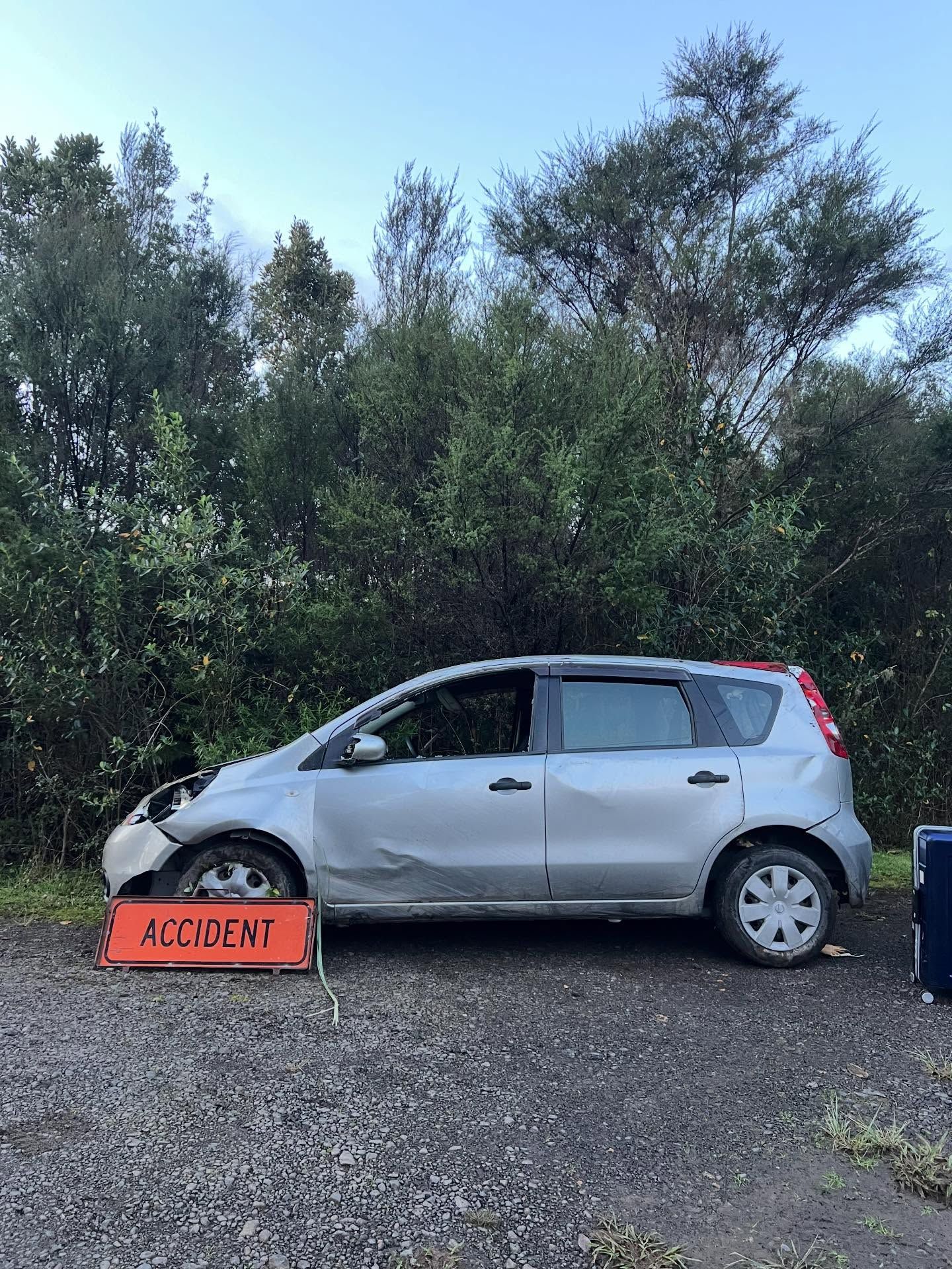 ニュージーランド無人の山中、崖から車ごと転落 「このまま死ぬかも」絶望の旅人を救った老夫婦の「家賃いらないよ」から始まった温かい1週間