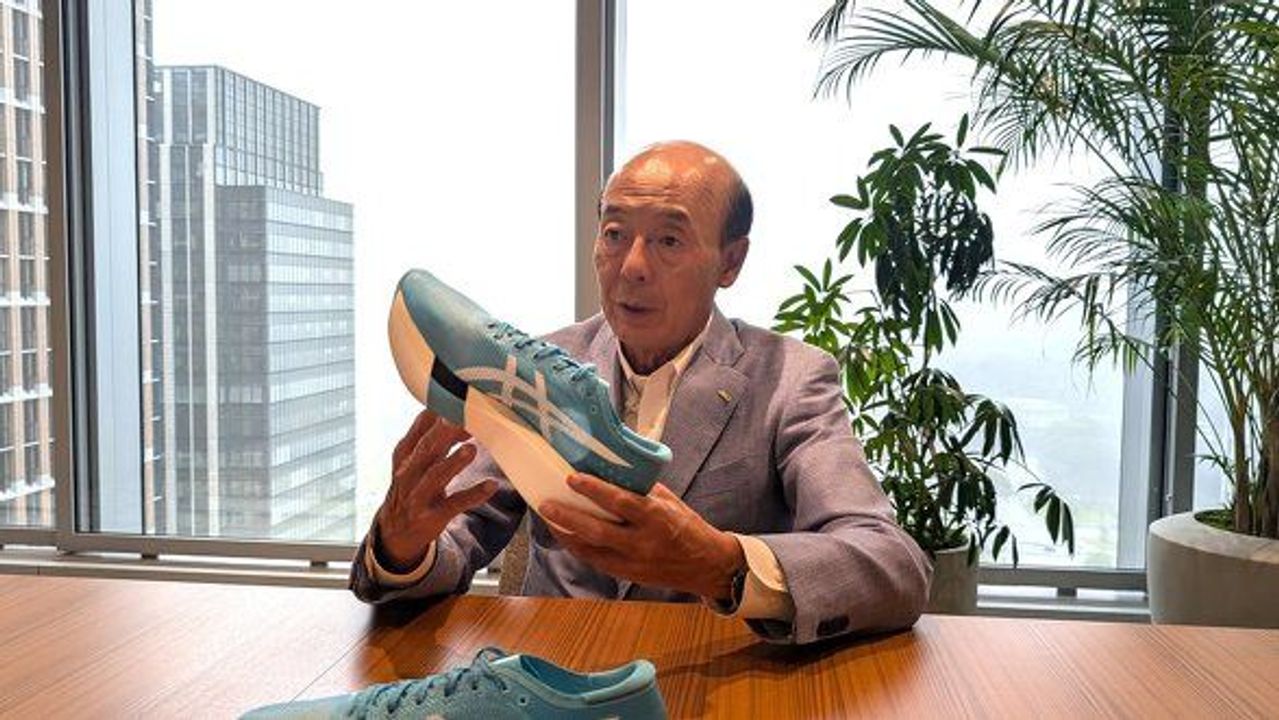役員が店舗掃除も ASICSの経営