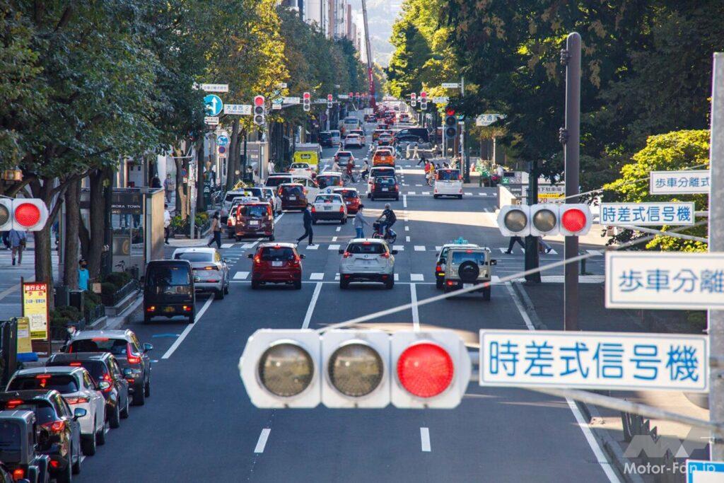 赤信号での「幻の加速感」！ 停止状態で感じる錯覚的運動知覚の神経科学