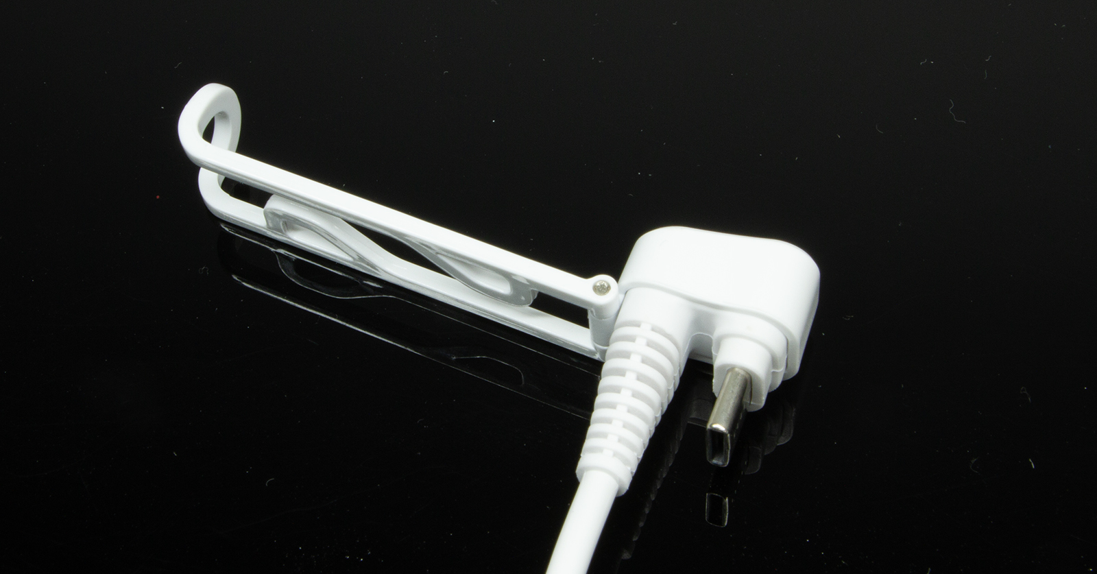 C」を試す 曲がったプラグはスマホを充電しながら持つ際に便利：格安雑貨店のガジェットを試す