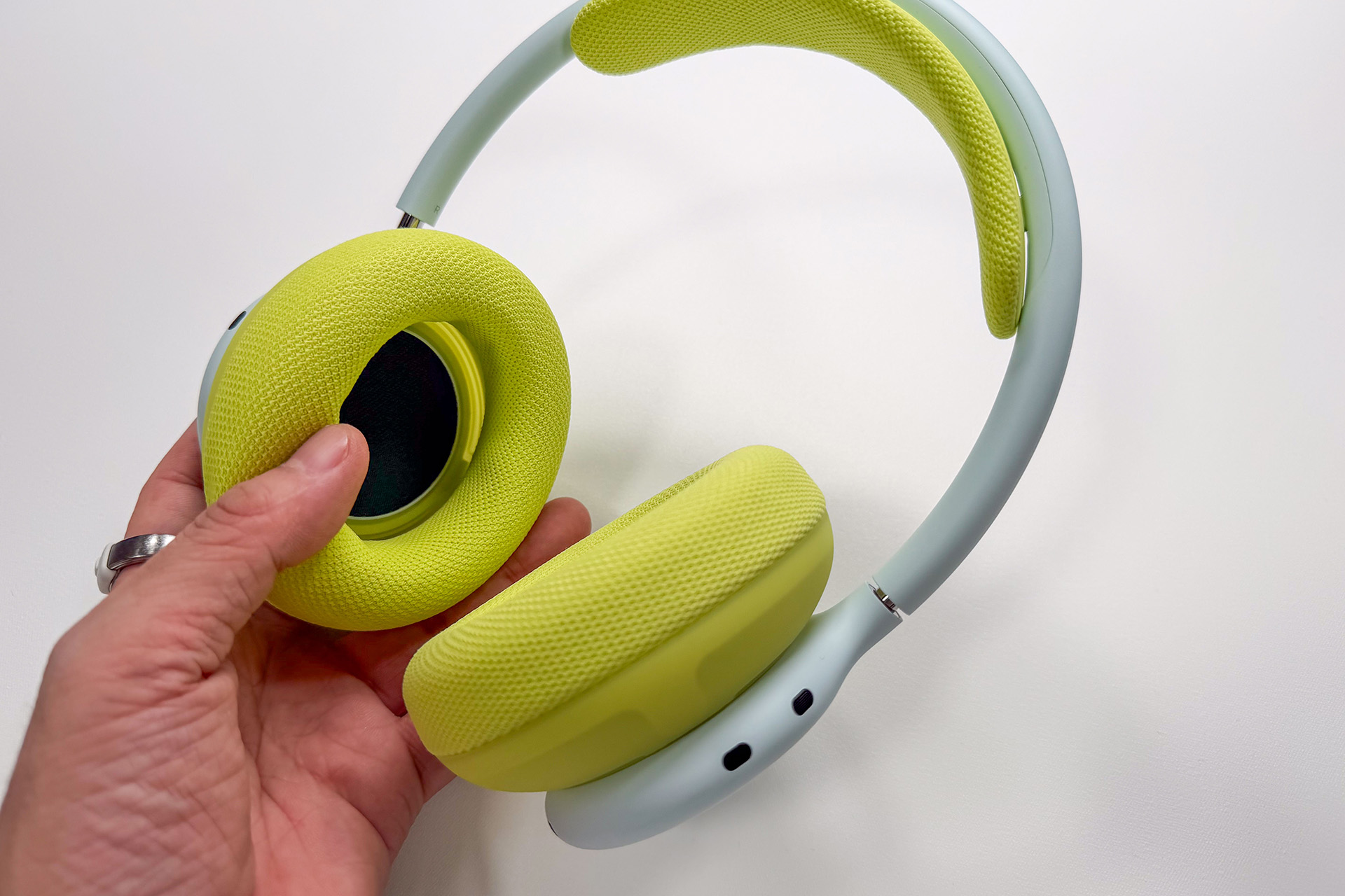 Beats、イヤーパッド交換を前提にしたヘッドフォン「Beats 360」。“細いバンド”に注目