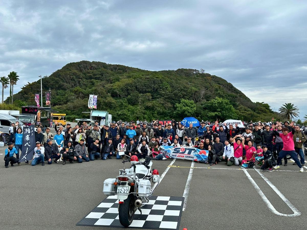 笑顔を見せる参加ライダーたちの集合写真