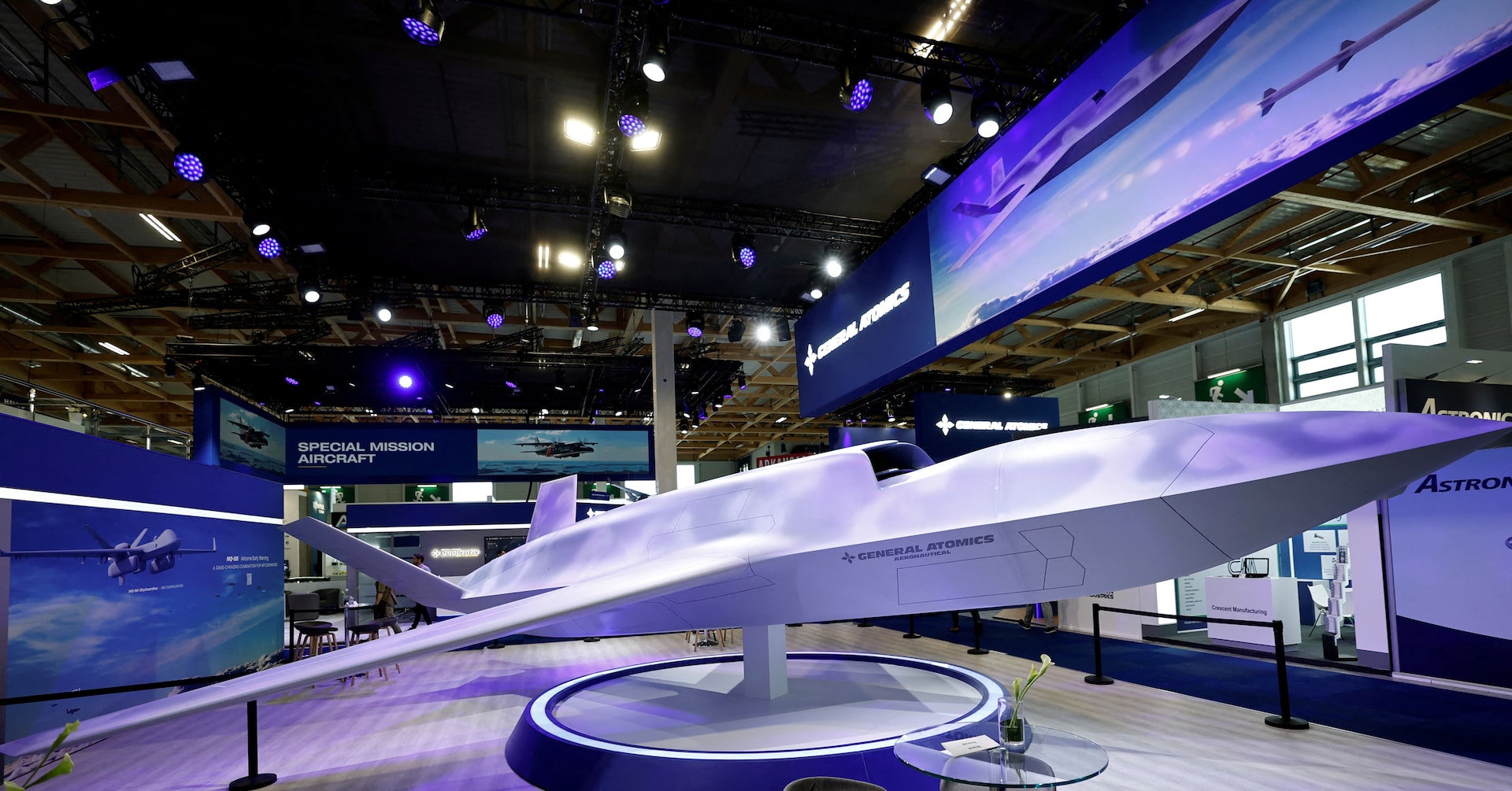 パリ航空ショーで相次ぐ「ウィングマン型ドローン」展示、有人軍用機随伴で協同作戦