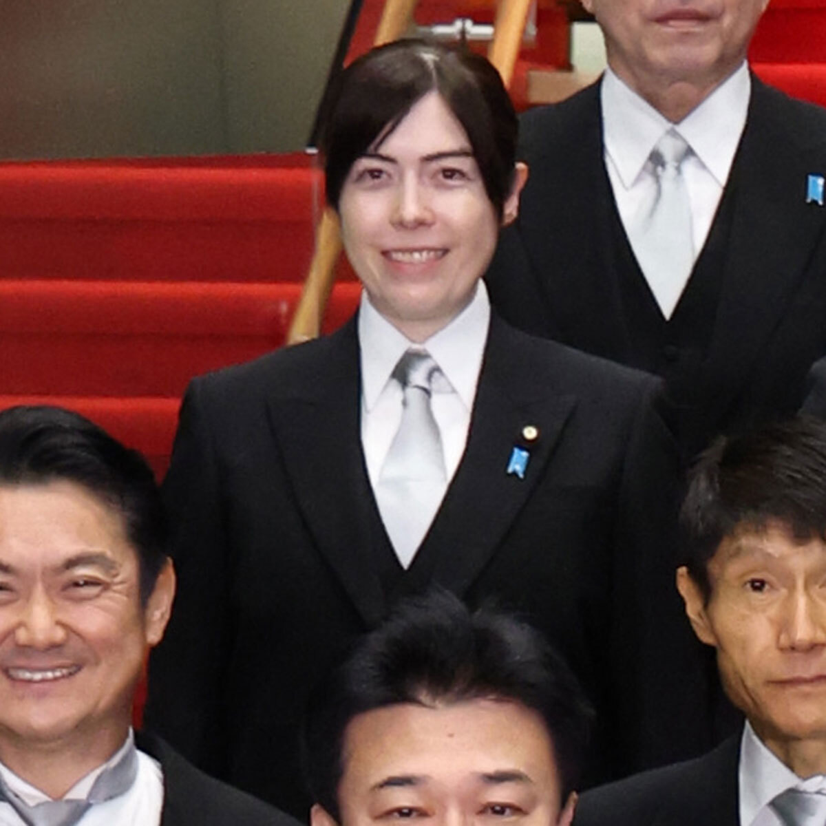 《服も銀ドレスからモーニングに》小野田紀美 大臣留任も記念撮影では位置後退…公選法違反報道も浮上、就任2年目で“薄れる存在感”