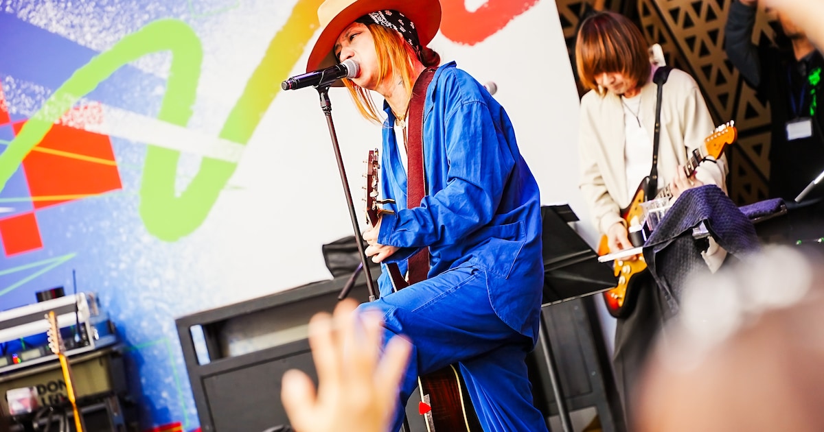 清春、池袋西口公園で25年前の名作ドラマ「IWGP」の主題歌「忘却の空」歌う（ライブレポート / 写真12枚）