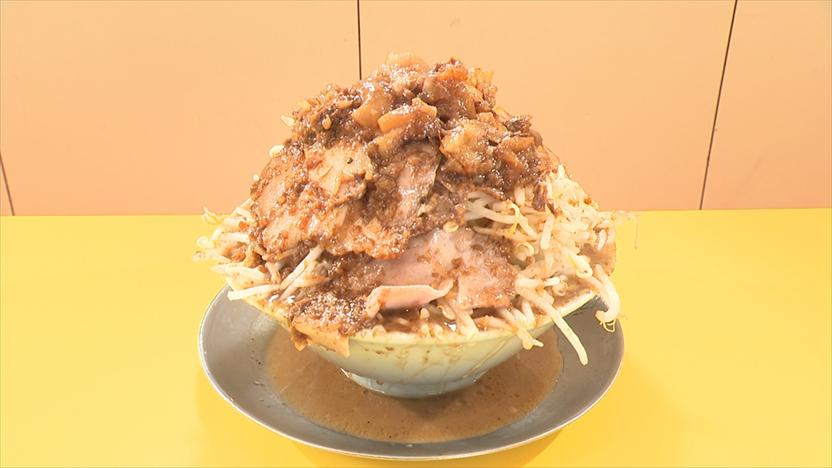 『オモウマい店』替え玉でキャッシュバック“－10円ラーメン” 名物店員アオちゃんのラーメン店も再訪