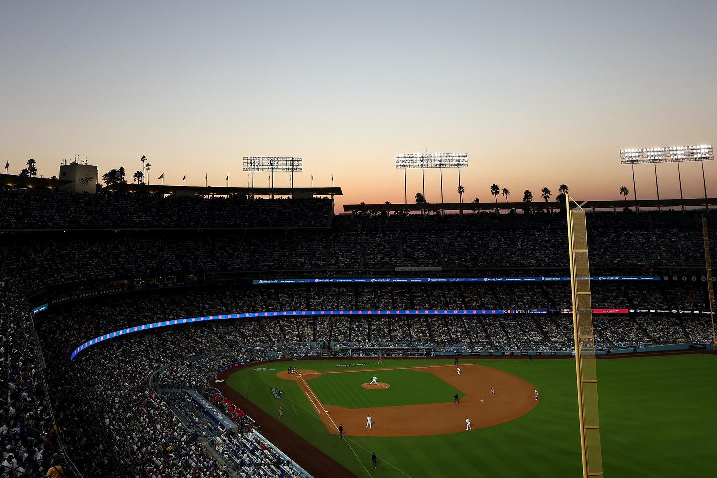 日本人女優が２日連続でドジャース戦を現地観戦！ ユニホーム姿も公開しファン驚き「羨ましい」「スゴい近くで大谷くんのホームラン観れて良いなぁ」