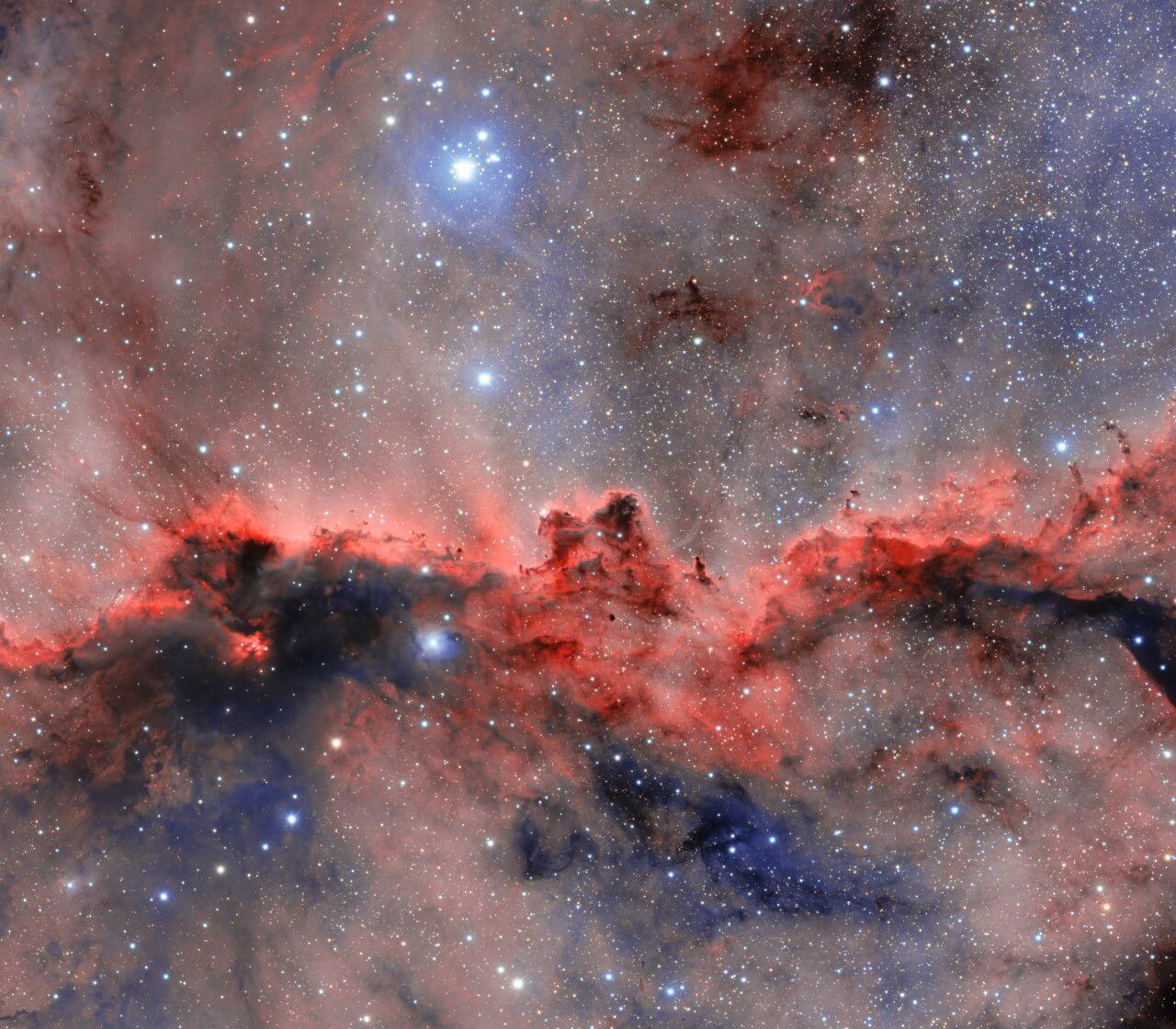 ダークエネルギーカメラが撮影した“さいだん座”の輝線星雲「NGC 6188」
