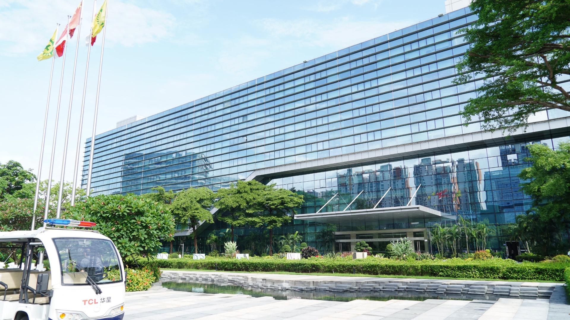 TCLの大型テレビ、その画面はどうやって作られる？巨大ガラスをほぼ無人で処理する深圳の工場を見た（NANA）