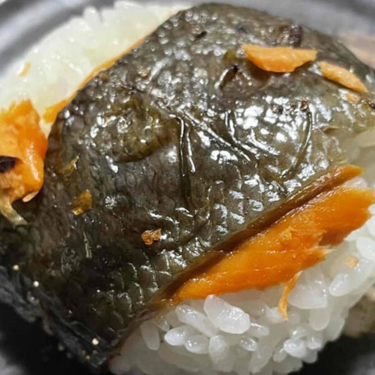 秋田の母に「おにぎり食いてぇ」と連絡→後日届いたものに「うわわわわわわわ」「こういうやり方があったかー！」（1/2）