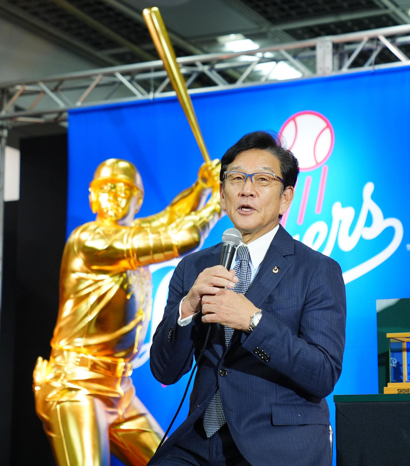 「黄金のバッター大谷翔平」お披露目 金箔1550枚つかった等身大の高額ゴールド像 本人公認