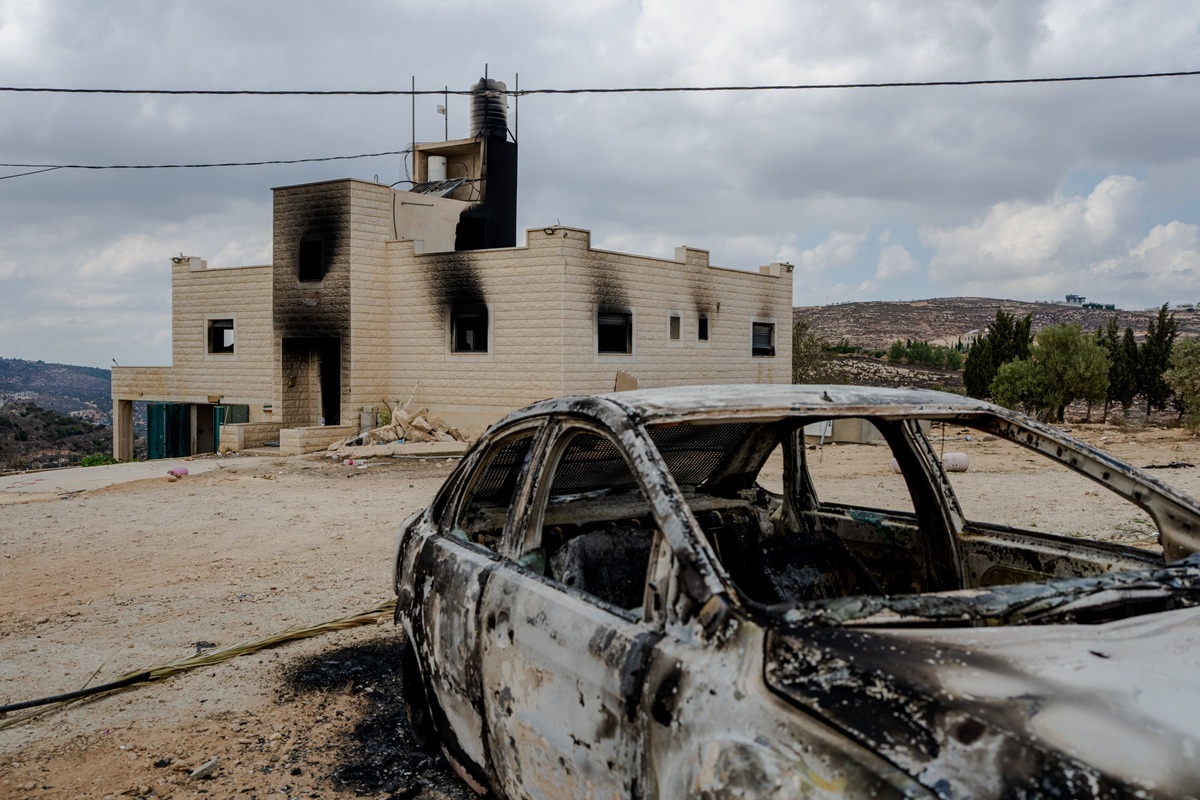 やっと帰宅できた住民をイスラエル人入植者100人が再び襲撃、放火 首相は「一握りの暴徒」と一蹴