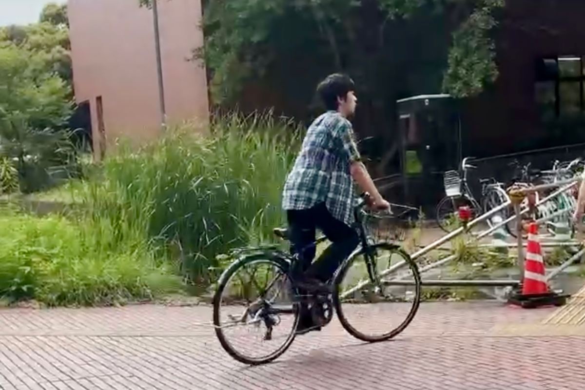 《立ち漕ぎで疾走》キャンパスで悠仁さまが“ノーヘル自転車運転” 目撃者は「すぐ後ろからSPたちが自転車で追いかける姿が新鮮でした」