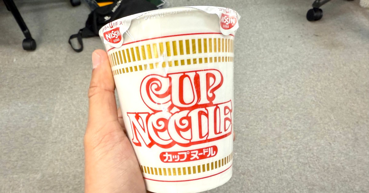 【は？】日清食品から荷物が届いた → カップヌードル以外入ってない → 想定外のトッピングが隠されていた