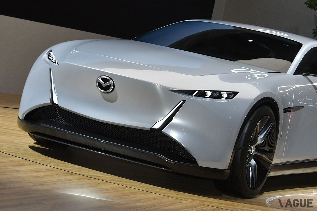 マツダが“ロータリーターボ＋PHEV”の「流麗な4ドアクーペ」を開発中！ “直結モード”つきで510馬力を発生!! 「マツダ ビジョン クロスクーペ」は存在感が圧倒的