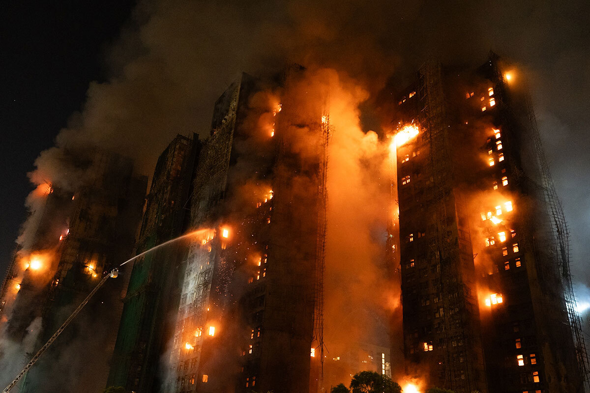 「老婦人を助けるために、むせ返る煙の中を手さぐりで…」 “香港マンション火災”で危険を顧みず行動した夫婦の勇姿