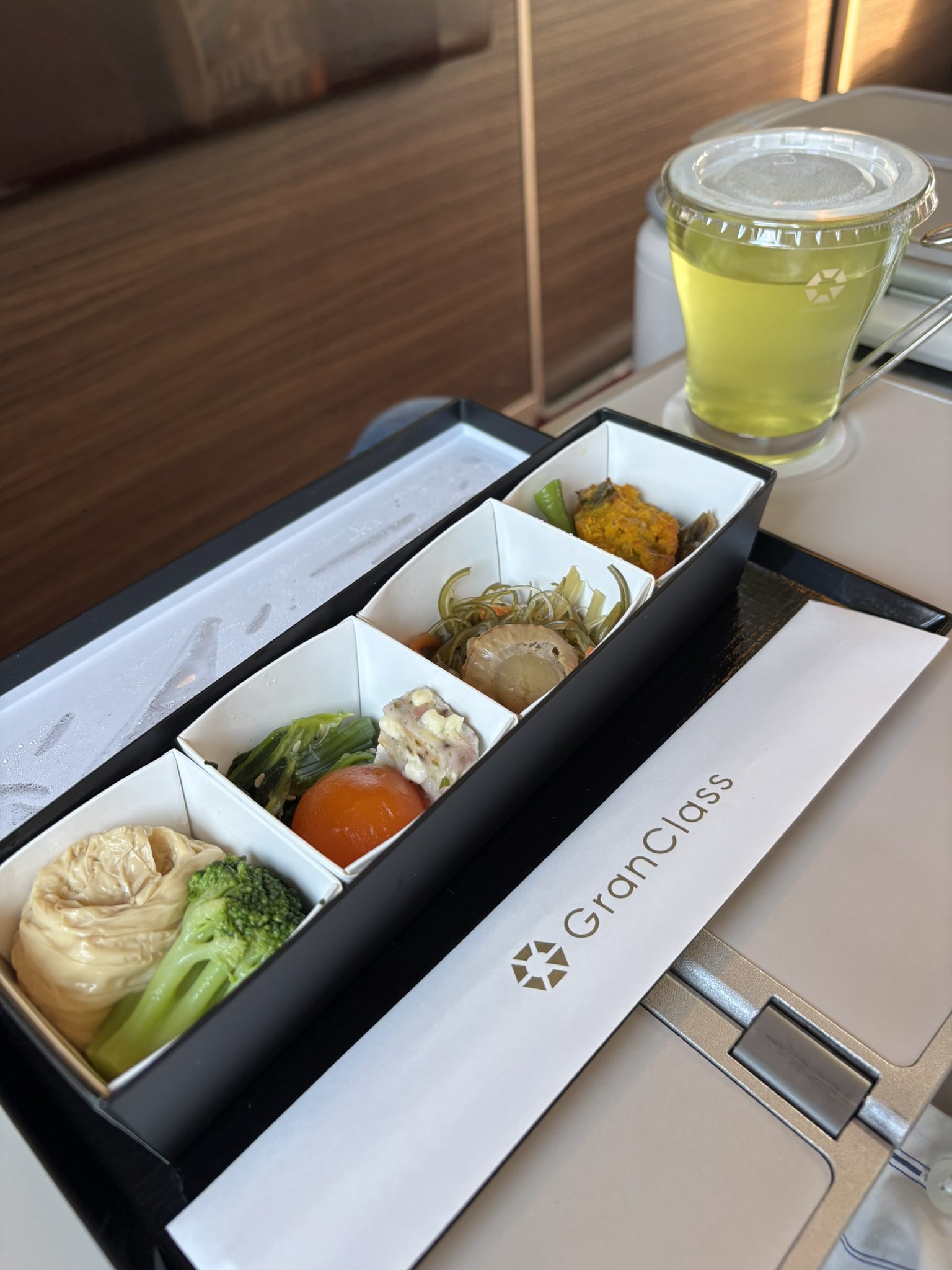 初めて新幹線の“グランクラス”に乗った男性→豪華な軽食に感動！ 特別感あふれる車内サービスに「死ぬまでに体験してみたい」