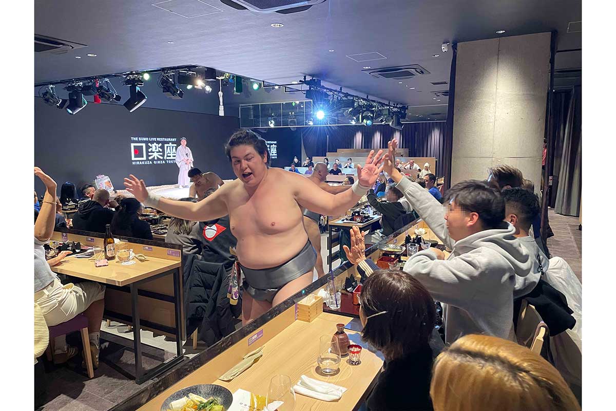 外国人が銀座の地下で熱狂 相撲ショー急増で年収2.5倍 元力士争奪戦、朝稽古見学ツアーは悲鳴