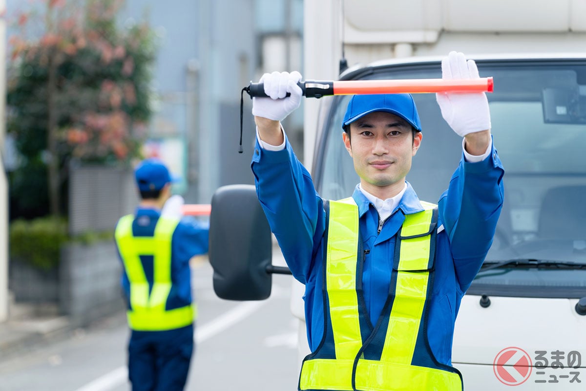 「すごい通行止め方法…」 高速わきから「巨大風船がプシュー！」 たった数秒で"進入禁止"にできる超・画期的技術を公開！ 劇的時短・視認性バツグンの「エアー遮断器」とは？