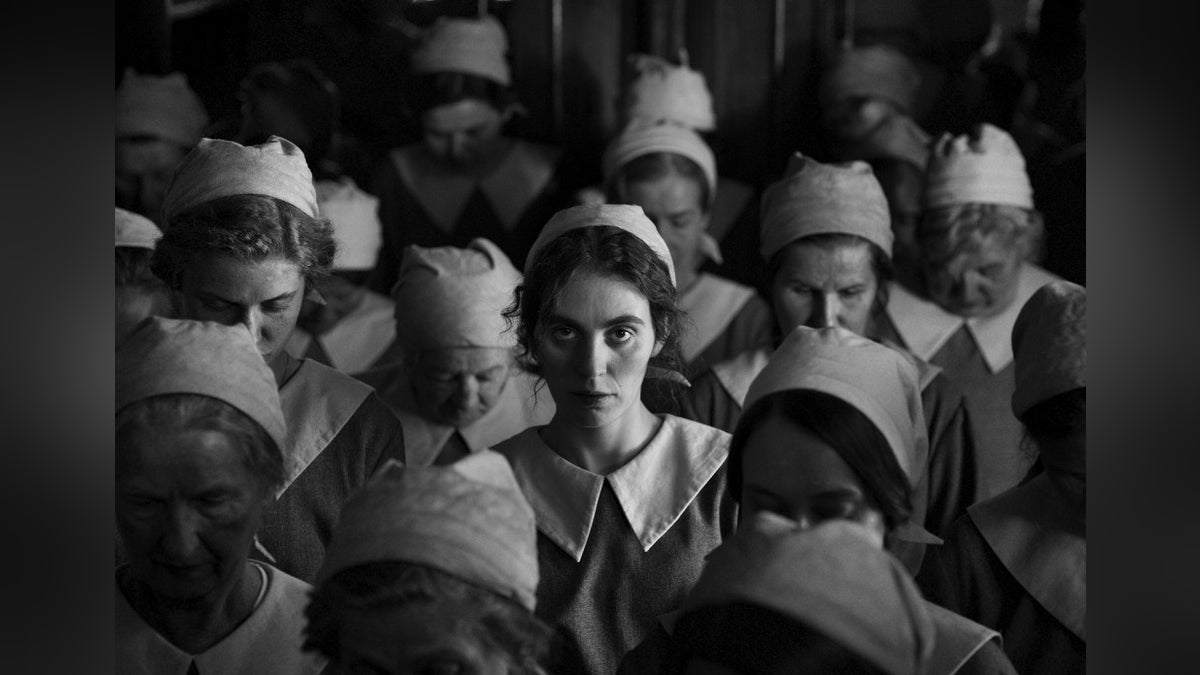恐ろしいのに目が離せなくなる映画「ガール・ウィズ・ニードル」…戦争と女とまがまがしい事件