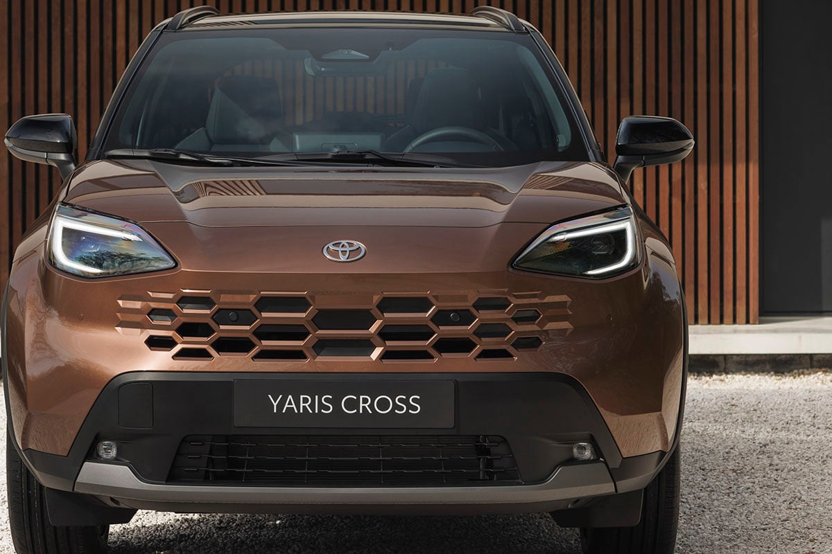 「さらにイケメンに変身」 欧州トヨタがベストセラーSUV「ヤリスクロス」の改良版を初公開！ 大胆フェイスと極上内装を融合した新型の魅力とは