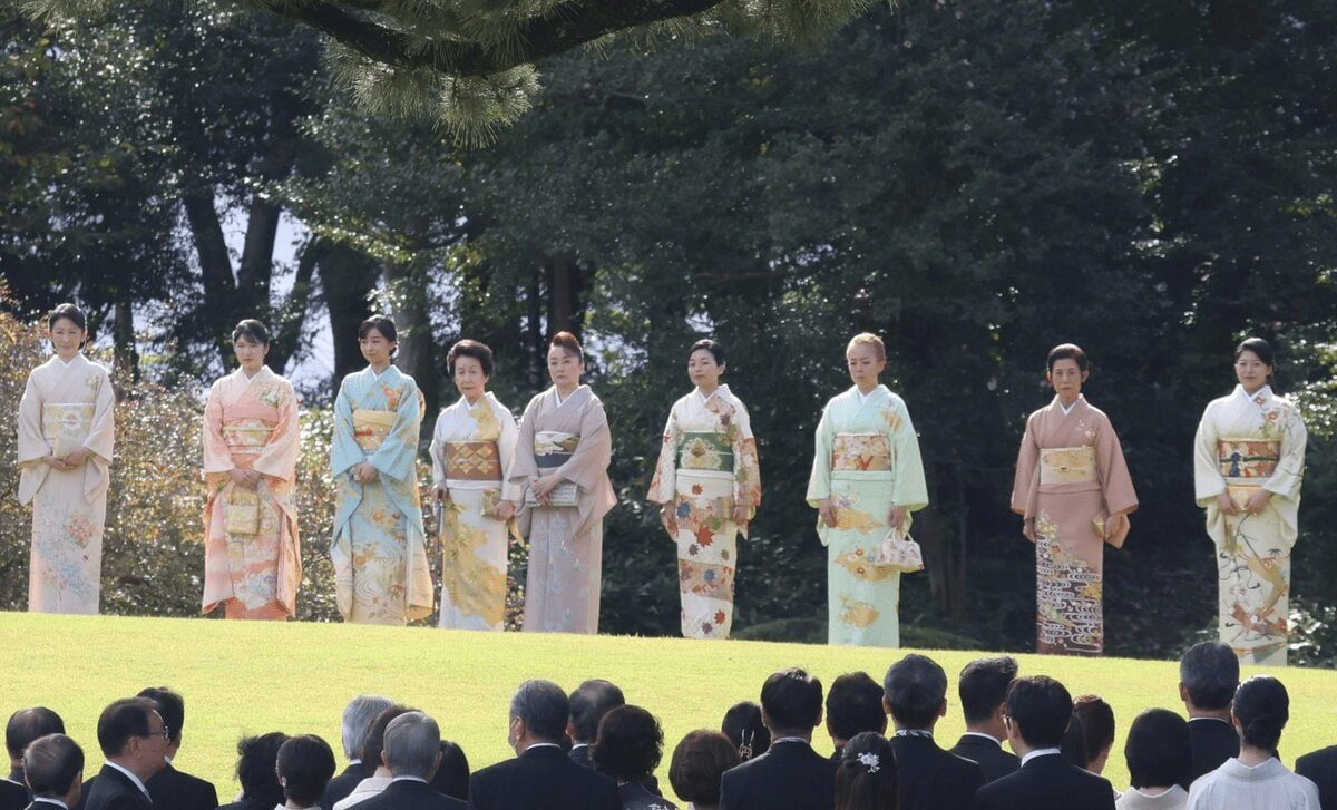 【秋の園遊会】瑶子さま「金髪ピンクメッシュ」と友禅の美しい調和 彬子さまの「みごとな帯留め」 華子さま「格調高い松菱の帯」にうっとり