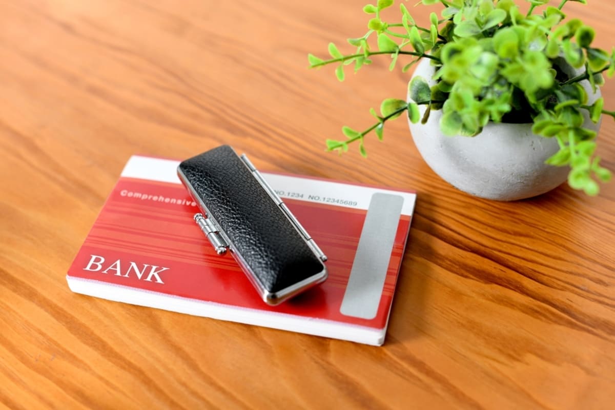 妻が「180万円」の高級バッグを買うそうなので私の口座から「200万円」を送金しました。家族間なので贈与税はかかりませんよね？（ファイナンシャルフィールド）