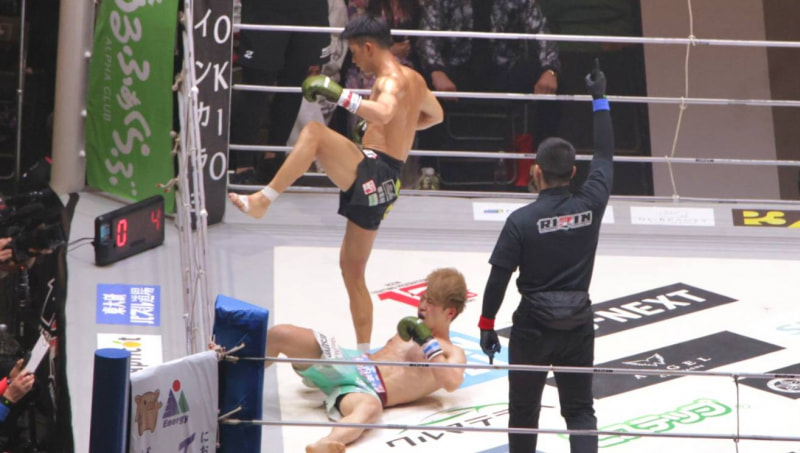 【RIZIN】“現役フジ社員”ウザ強ヨシヤ、元K-1王者・朝久泰央のハイキックで壮絶KO負け！