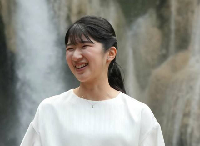 愛子さま 帰国時も左手に「ラオスの白い糸」 天皇陛下はラオスで「ごっつんこ」 おふたりのラオスほっこり名場面