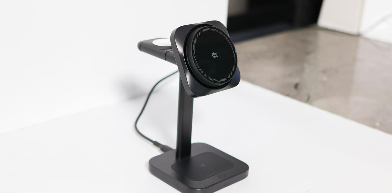 冷却ファンで充電効率アップ。iPhone、Apple Watch、AirPodsを3台同時に充電できる