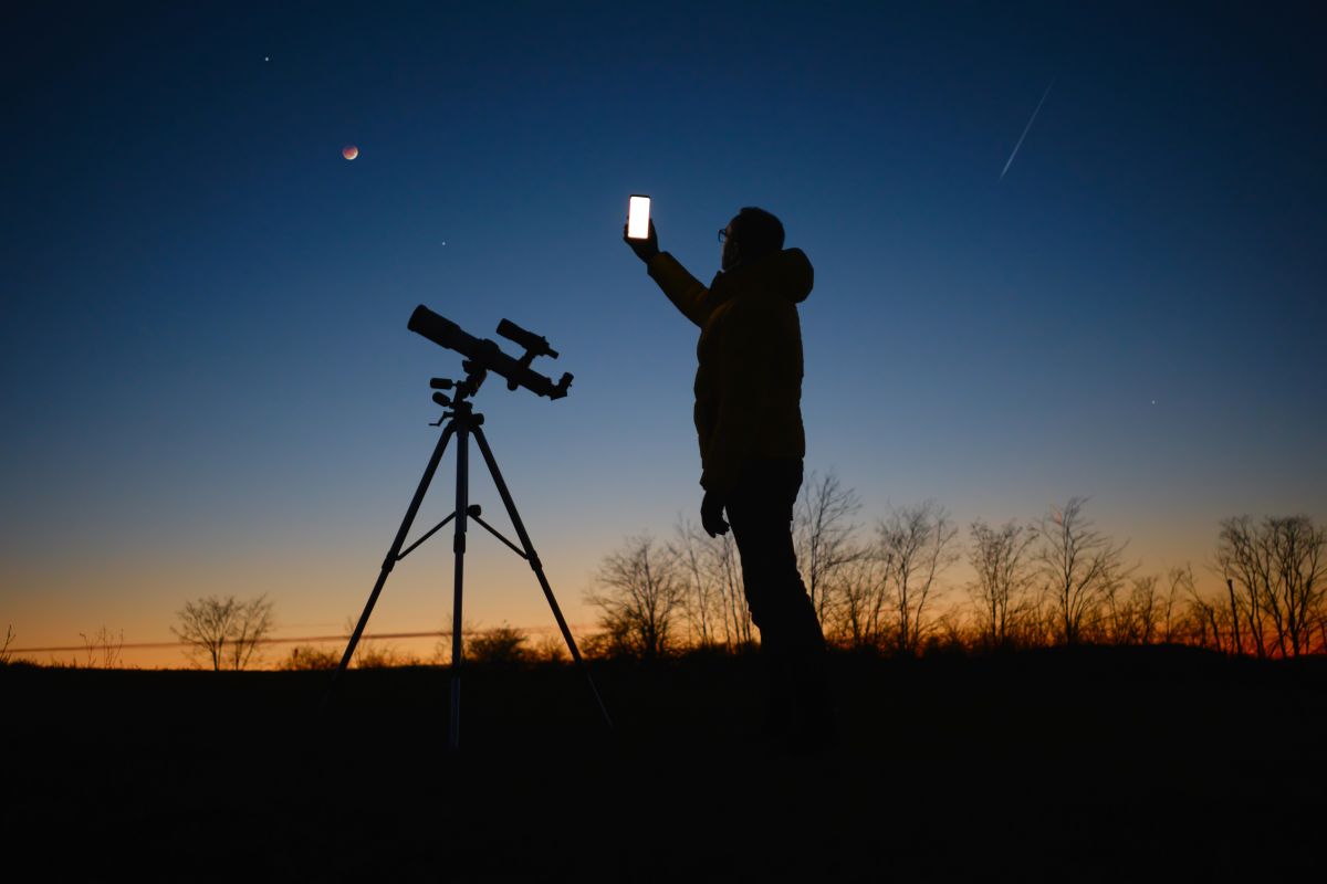 レモン彗星とスワン彗星がすぐに見つかる、専門家おすすめの星空アプリ3選