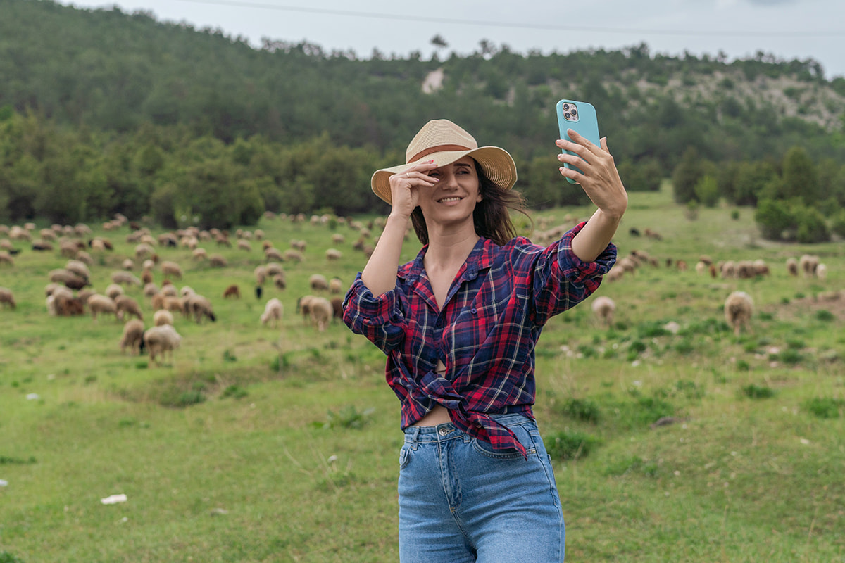 女性が「凶暴な大型動物」に背後から「突進」される衝撃シーンが話題に 楽しい自撮り動画から一転（海外）