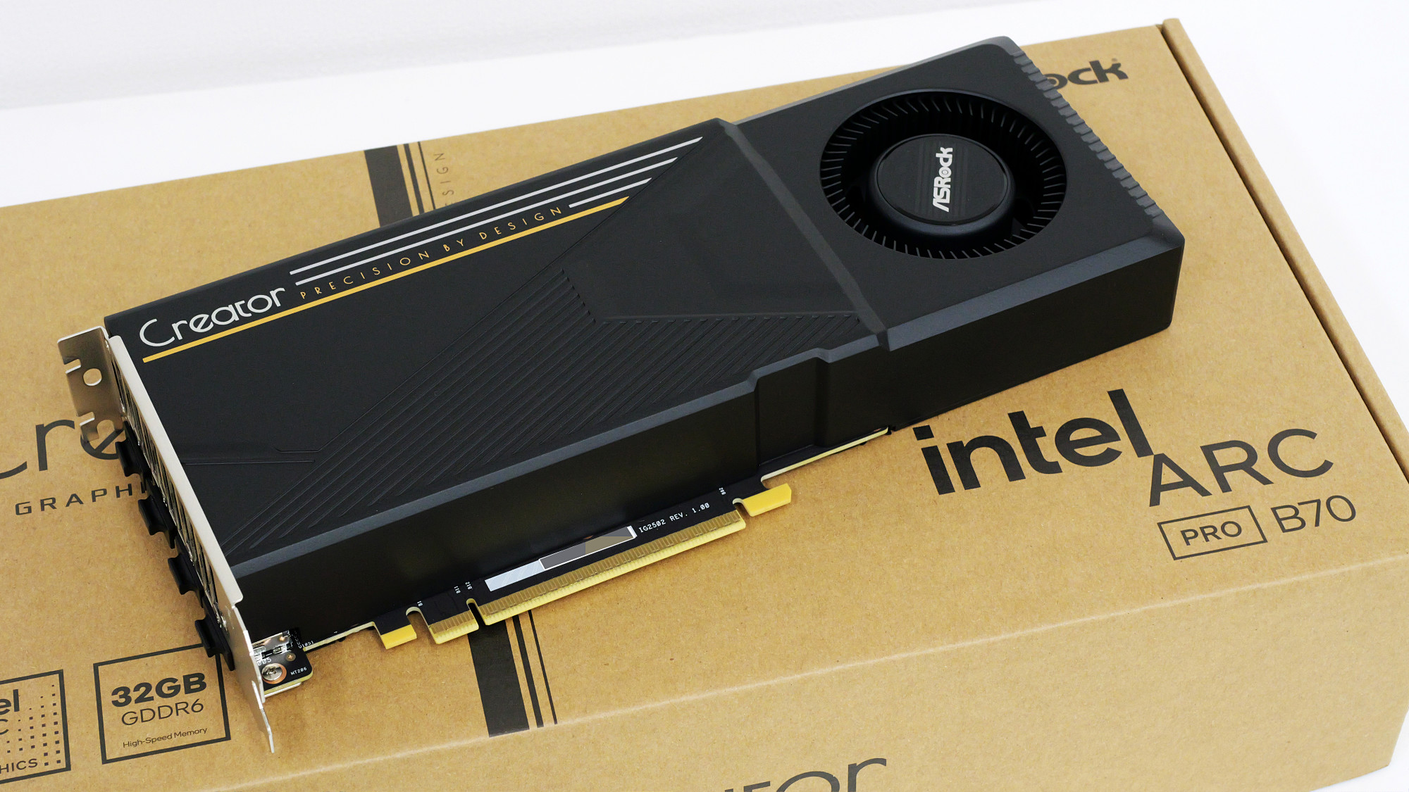 VRAM32GBで激安なIntelグラボ「Intel Arc Pro B70 Creator 32GB」を買ったので開封の儀、外観や搭載ポートはこんな感じ